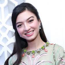 Suatu hari, ray, seorang pria dari masa lalunya, kembali dan ingin membangun surganya yang hilang bersama meirose dan akbar. Biodata Penuh Raline Shah Pelakon Filem Surga Yang Tak Dirindukan 2