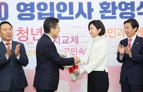 국민의힘 허은아 의원은 19일 서울시장 보궐선거 투표 독려를 위한 택시 래핑 홍보물과 관련해 대한민국 선관위인지 문재인 홍보를 관리하는 '문관위'인지 헷갈릴 정도라고 선거관리위원회를 비판했다. í•œêµ­ë‹¹ 7í˜¸ ì¸ìž¬ ì´ë¯¸ì§€ ì „ëžµê°€ í—ˆì€ì•„ ì˜ìž… ì‹ ì•„ì¼ë³´