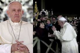 Последние твиты от pope francis (@pontifex). Watch An Indignant Pope Francis Smack Woman S Hand To Free Himself From Her Grip