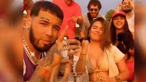 .2020 #anuelaa #tekashi #6ix9ine #tendencias #anuel2020 #anuelaa2020 #musicanueva como ya saben el cantante de música urbana anuel aa tenía incluyo a 6ix9ine su live donde de hecho mantuvieron una corta conversación en la que se tocaron temas como nuevas canciones juntos y. Karol G Y Anuel Aa Disfrutaron De La Musica De Don Omar