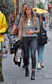 Und was sagt ihr ex dazu? Heidi Klum Rocks Casual Chic As She Struts Along The Street In Berlin Daily Mail Online