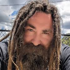 What is a good bottom feeder for cleaning up sand in a turtle tank?