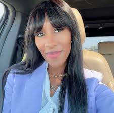 What local bakeries in Cedar Rapids area are recommended for a small cake  and cupcakes?