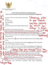 Pendidikan jarak jauh adalah pendidikan yang peserta didiknya terpisah dari pendidik dan pembelajarannya menggunakan berbagai sumber belajar melalui teknologi komunikasi, informasi, dan media lain. Coretan Kritik Di Naskah Pidato Nadiem Ramaikan Twitter
