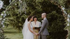 How To Find A Wedding Officiant - Wedding Officiants