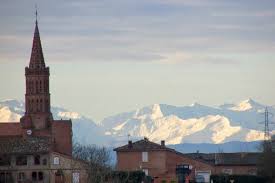 Les Pyrenees En Majeste Vue D Un Village Pres De Toulouse Toulouse Pyrenees Natural Landmarks