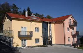 Haus josef är byggt i tyrolsk stil och ligger i ett lugnt bostadsområde i utkanten av mayrhofen. Hmg Gundula Haus St Josef