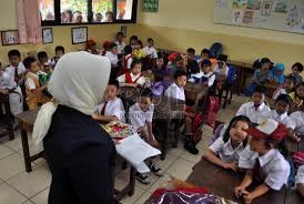 Membuat animasi guru mengajar berbicara pada video pembelajaran pakai handphone . Nurani Guru Republika Online