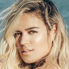 Durante su infancia participó en el reality factor xs, pero fue hasta el año 2010 cuando empezó a ser corista de reykon, donde empezó a experimentar en el ámbito musical. Karol G Bio Family Trivia Famous Birthdays