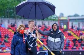 Please accept echovita's sincere condolences. How The World S Best Vaulters Have Got Each Other Covered News World Athletics