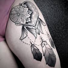 Le tatouage attrape rêves attire l'attention du spectateur et s'adapte facilement sur le corps d'une femme. 100 Des Plus Beaux Tatouages Coeur Pour Femme Tatouez