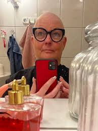 56 år och ny ”frisyr” ( snart inne på 3:e året med cancer)💫