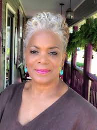 Black Actors Over 60 Years Old Frisuren 2020 Hochzeitsfrisuren Nageldesign 2020 Kurze Frisuren Short Hair Styles Gray Hair Beauty Short Grey Hair