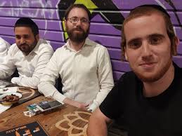 ישראל פריי הפך לאויב מבית, ונחשב בקרב הקהילה החרדית כמי שמעמיק את השסע החברתי כנגד הציבור החרדי. ×™×©×¨××œ ×¤×¨×™×™ On Twitter ×–×›×™×ª