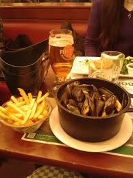 Le cozze alla birra bianca sono poi una variante particolarmente. Cozze Alla Marinara Con Patatine Fritte E Birra Picture Of Leon De Bruxelles Paris Tripadvisor