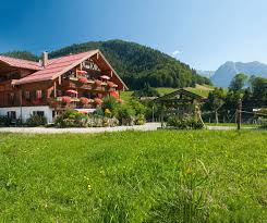 Ferienwohnung mit swimmingpool, garten und gartenmöbeln in oberstdorf für die schönste zeit des jahres. Willkommen Im Landhaus Bertl Steiner Ferien Auf Dem Bauernhof Mit Bergblick In Tiefenbach Bei Oberstdorf
