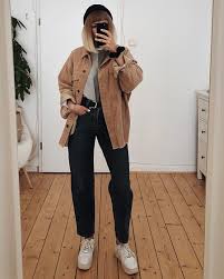El frío se empieza a sentir cada vez más y más, las mallas, los abrigos y los pantalones de lana © foto mujer de 10 chamarra de mezclilla en invierno. Las Chaquetas Y Las Sobrecamisas De Pana Son La Obsesion Del Street Style Y Estos Looks Te Ensenan Como Llevarlas