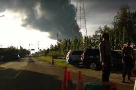 Api membumbung tinggi saat terjadi kebakaran di kompleks pertamina ru vi balongan, indramayu, jawa barat, senin (29/3/2021) dini hari. Aowyehdqy7gorm