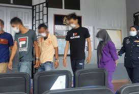 Sepasang suami isteri dihukum gantung sampai mati oleh mahkamah tinggi di sini, hari ini, selepas didapati bersalah membunuh anak perempuan mereka pada 2016. Suami Isteri Berdepan Hukuman Gantung Kerana Miliki Edar Dadah Astro Awani