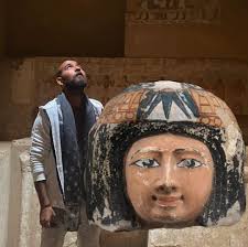 من الواضح أنها كانت جميله جدا Head of ancient Egyptian Woman New Kingdom,  Ramesside Dynasty: 19-20 Date: ca. 1250–1070 B.C. The head is an example of  late Ramesside private statuary. With her