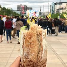 Ma Photo Du Jour Pour Le Challenge Flowetmoi Je Mange Devant L Ecran Geant De La Finale Du Top 14 Place De Jaude Sandwich Clermont Top14 Asmr Instagram