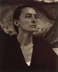 先是被澳洲雕塑家Olive Gill-Hille本人的照片击中，健硕的手臂、扎实的力量感。木屑和灰尘在她身上，是一种关于美的妆容。