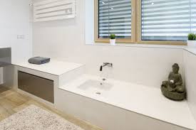 Lange sitzbank fur badezimmer ankleidezimmer traumhaus. Gemauerte Sitzbank Mit Fusswaschbecken Fliesenboden In Holzoptik Komfortable Einbauwanne Frei Begehbare Dusc Badezimmereinrichtung Sitzbank Bad Bad Design