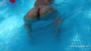 TW Pornstars - Nicole Leyva. Twitter. 🍑Parezco una mujer madura nadando  desnuda 🍆 pero no tengo. 10:33 PM - 30 Jul 2021