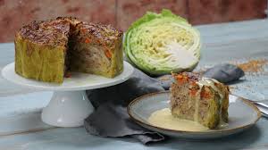 Fur Unsere Wirsingtorte Schichten Wir Feinen Wirsing Und Wurziges Hack In Einer Kuchenform Und Backen Das Ganze Im Ofen Ube Lebensmittel Essen Wirsing Rezepte