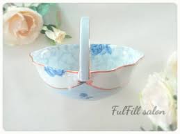 ポーセラーツ インストラクター課題控えめなバラが上品なバスケット こちらの課題 バスケットの形が特殊で 内側に全面貼りしようとすると なかなか大変で とても勉強になる課題です 全面貼りは やりたい方のみです セラミックマーカーで 金彩をします 転写