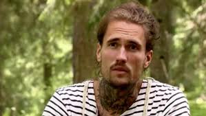 Här hugger "Farmen"-deltagaren sig själv