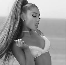 Ariana grande traverse une période douloureuse. La Queue De Cheval Haute Crepee D Ariana Grande Les Plus Belles Coiffures De Stars Avec Une Queue De Cheval Haute Elle