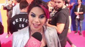 Entre un espectáculo lleno de música, luces y una alfombra roja, el festival hizo hincapié. Vero Merol Entrevista Badabun Pink Carpet Mtv Miaw 2019 Youtube