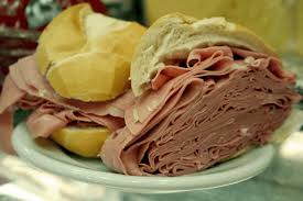 O sanduíche pão francês com mortadela tem 173 calorias (100g)