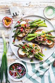 Warme Stulle Mit Ziegenkase Gebratenem Spargel Und Chili Maracuja Zwiebelchen Gourmetguerilla S Foxy Food Ziegenkase Rezepte Gesund Lebensmittel Essen