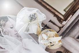 Tra le nostre tante proposte ci sarà sicuramente il vasetto, il centrino, il nastro ideale per voi: Bomboniere Matrimonio Eleganti Speciale Argento