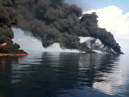 Взрыв нефтяной платформы deepwater horizon — авария (взрыв и пожар), произошедшая 20 апреля 2010 года в 80 километрах от побережья штата луизиана в мексиканском заливе на. In Situ Burning Technique Fire Boom Touted After Successful Performance In Gulf Of Mexico Oil Spill Oil Spill Environmental Clean Up