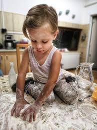 Copiii sunt mainile cu care ne prindem de rai. 10 Activitati Care Ajuta Copiii Sa Si Dezvolte Autonomia Si Creativitatea