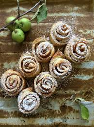 Il tempo di cottura potrebbe variare a seconda del forno. Roselline Di Mele Alla Cannella E Miele In Pasta Sfoglia Un Regalo Simbolico A Tutte Le Mamme Del Mondo Briciole Di Sapori