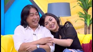 �ariel cuma saran,ini saya lagi nonton the comment, liat bajunya ketat banget, ga bagus dilihat, kelihatan vulgar. Joice Erna Dan Jacob Kembar