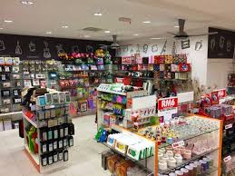 Pada permukaan benda yang rata seperti cermin datar, cahaya dipantulkan membentuk suatu pola yang teratur. Hinode Shop Giant Banting Gift And Souvenirs Shop In Kuala Langat
