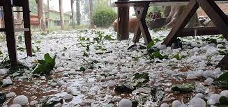 Um vídeo gravado pela moradora de um condomínio da região e enviado à agência record mostra a força da tempestade de pedras de gelo. Jhkezu6z2yg Bm