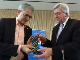 A twitter account that resembled a local broadcaster's said hesse state governor volker bouffier, a senior member of merkel's christian democratic union, had said in an internal email that. Hessen Wie Harmonisch Geht Es In Wiesbaden Zu Archiv