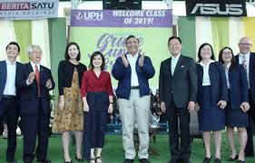 Luhut binsar pandjaitan kembali masuk dalam jajaran menteri kabinet pemerintahan joko widodo luhut resmi menjadi menteri koordinator bidang kemaritiman dan investasi di kabinet indonesia maju. Menko Maritim Luhut B Panjaitan Dan Ketua Psi Grace Natalie Ajak Generasi Muda Berkontribusi Untuk Indonesia Berita Banten Banten Ekspose