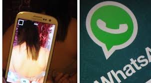 Sesso di gruppo dopo la cena in un ristorante, poi le foto finiscono nelle  chat WhatsApp: denuncia per revenge porn