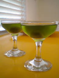 Everybody S Irish Cocktail 2 Oz Irish Whiskey 1 Tsp Green Chartreuse 1 Tsp Green Creme De Menthe 1 Green Olive Irish Cocktails Green Cocktails Cocktails