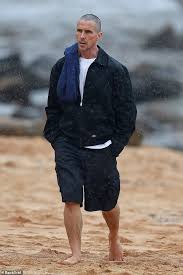 El actor galés christian bale se alzó con el óscar a mejor actor de reparto, el primero de su carrera, por su papel en the fighter, por el que ya obtuvo el globo de naomi campbell y christian bale son la pareja más atractiva, según un estudio de la universidad de gdansk sobre el índice de belleza. Christian Bale Enjoys A Rainy Day At Sydney Beach Oltnews