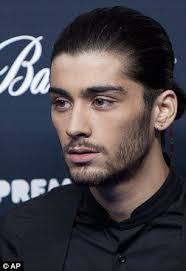 One Direction S Harry Styles Tries To Tame His Misbehaving Locks Zayn Malik Pics Zayn Malik Hairstyle Zayn