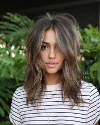 Comment Porter La Coupe En Degrade A Effet Coiffe Decoiffe Medium Lenth Hair Hair Lengths Hair Styles