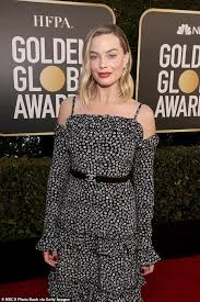 We have no contact with the actress herself, her family or someone close to her. Golden Globes 2021 Margot Robbie Tragt Ein Chanel Kleid Auf Dem Roten Teppich Aktuelle Boulevard Nachrichten Und Fotogalerien Zu Stars Sternchen